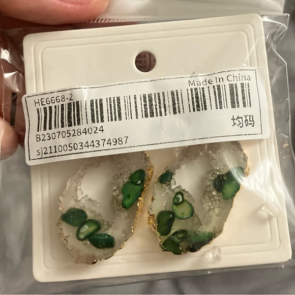 NWT green & clear resin drop earrings - Picture 3 of 4
